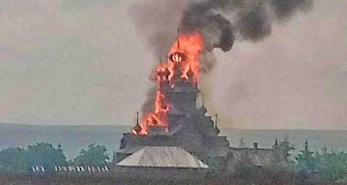 Российская армия обстреляла Святогорскую лавру. Горит крупнейший деревянный храм Украины