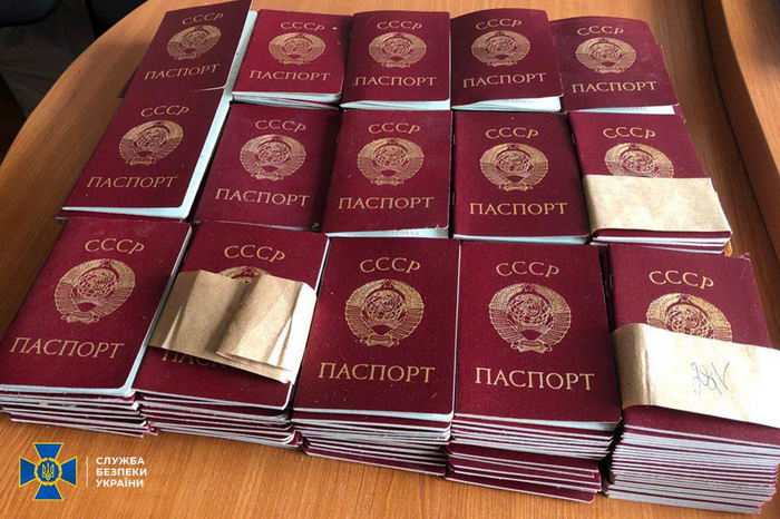 “Назад до СРСР” – окупанти привезли до України раритетні бланки паспортів