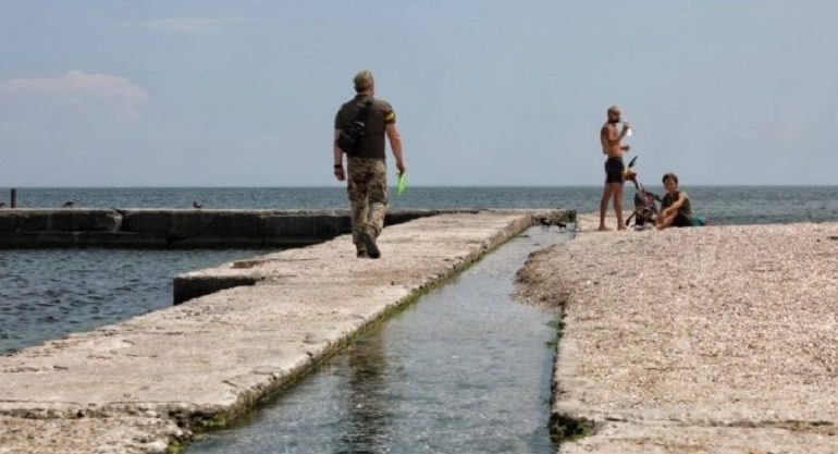 Искупался в море – получи повестку: на пляжах Одессы раздают повестки в военкомат