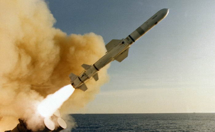 Возле острова Змеиный ракета “Гарпун” уничтожила российский транспорт с боеприпасами (видео)
