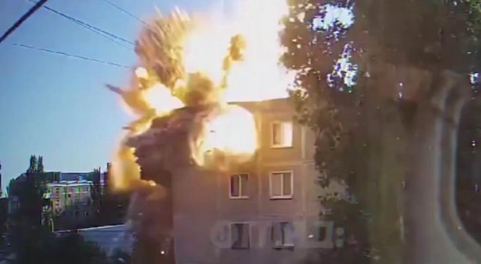 Виталий Ким показал момент попадания ракеты по жилому дому: “В Николаеве стало опасно”