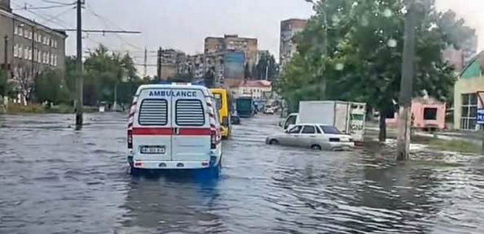 В Одессе ливень затопил Балковскую и еще несколько улиц (фото)