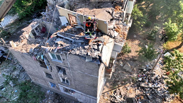 Кількість загиблих у зруйнованому ракетою будинку у Миколаєві зросла до 7 осіб