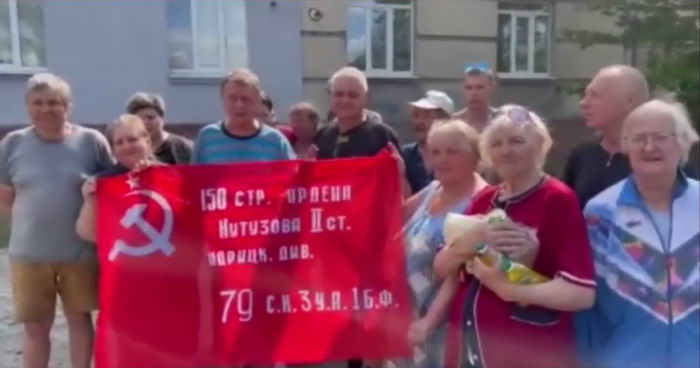 В Лисичанске коллаборанты встречают российских фашистов (видео)