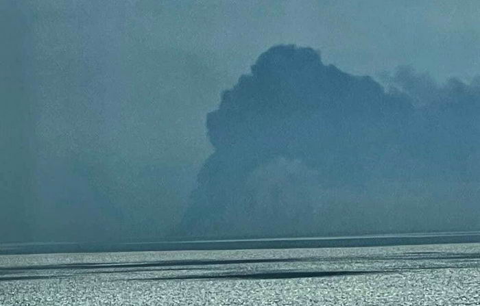 Одесситы наблюдают сильный пожар в море – горит танкер после российской атаки