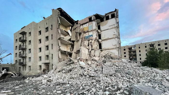 Российская ракета разрушила жилой дом. 30 человек оказались под завалами