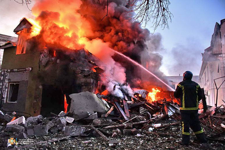 В Николаеве российские ракеты уничтожили жилой дом и автомобили (фото)