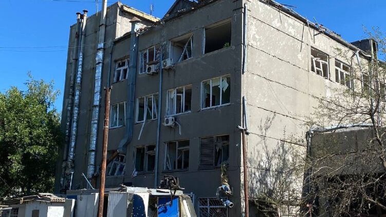 Россияне вновь обстреляли Николаев: повреждены 10 многоэтажек, рынок и ремонтное предприятие