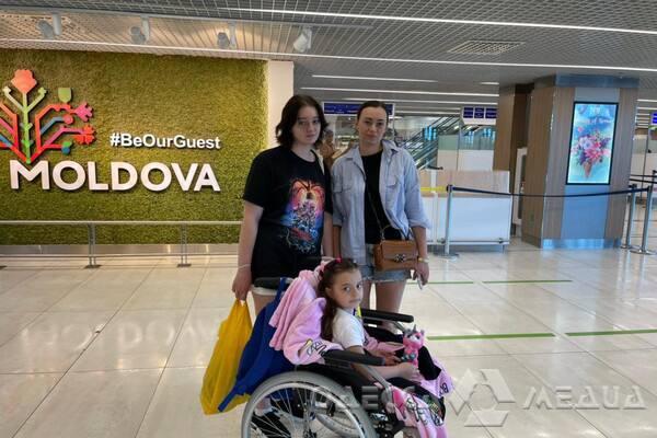 Мать с дочерью, потерявшей ногу в результате ракетного удара по Затоке, отправились на реабилитацию в Австрию