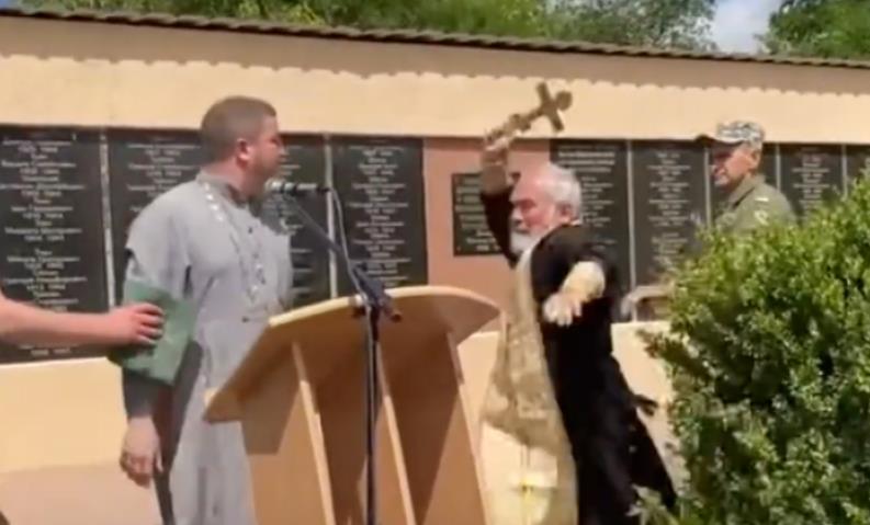 Священник Московского патриархата избил крестом священника ПЦУ на похоронах