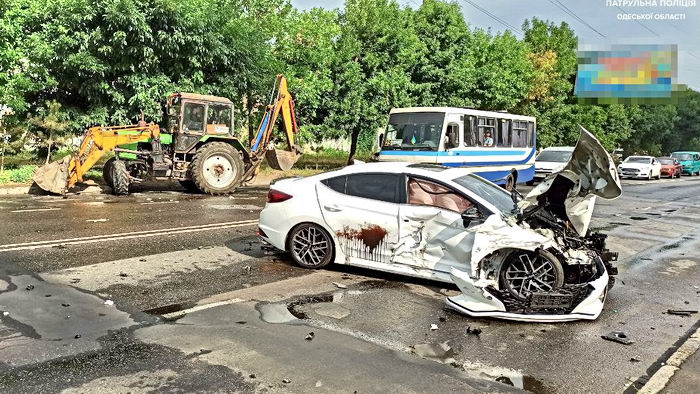 Появилось видео, как в Одессе трактор подрезал легковушку Hyundai