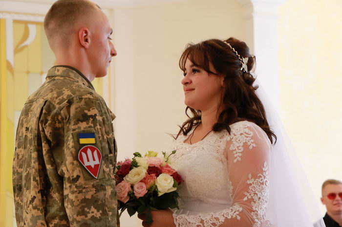 В одесском Дворце бракосочетаний защитник Украины создал новую семью