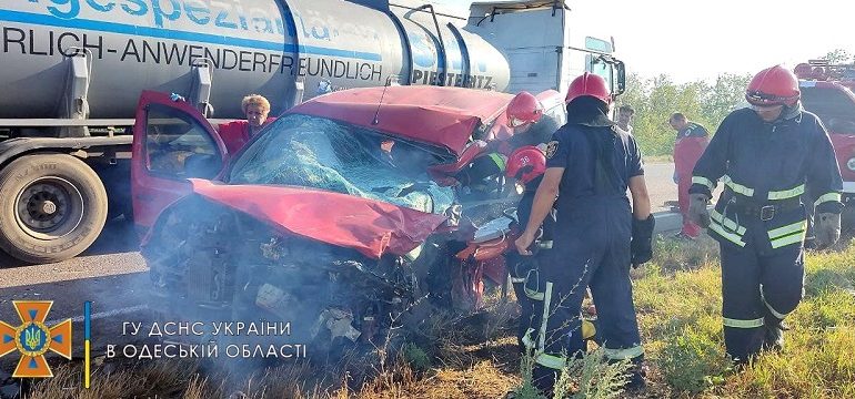 На трассе Одесса-Рени легковой автомобиль столкнулся с зерновозом (фото)