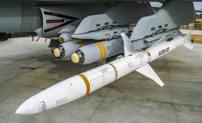 ВСУ впервые применили новые американские противорадарные ракеты AGM-88 HARM