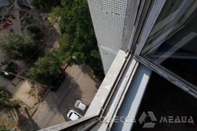 На Таирова мужчина выпал из окна шестого этажа