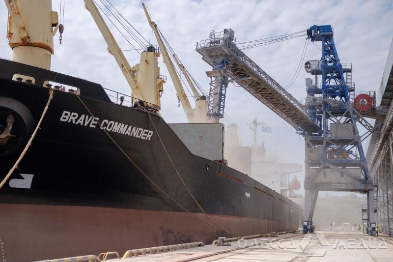 В порту "Южный" погрузили зерно на судно в Африку
