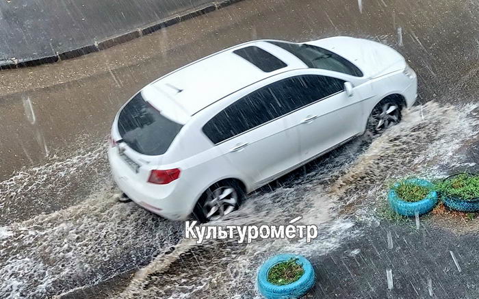 В центре Одессы сильный дождь затапливает улицы (фото)