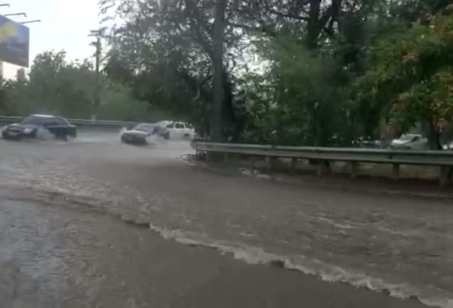 Ливень подтопил Одессу: некоторые улицы затоплены, часть трамваем не ходит