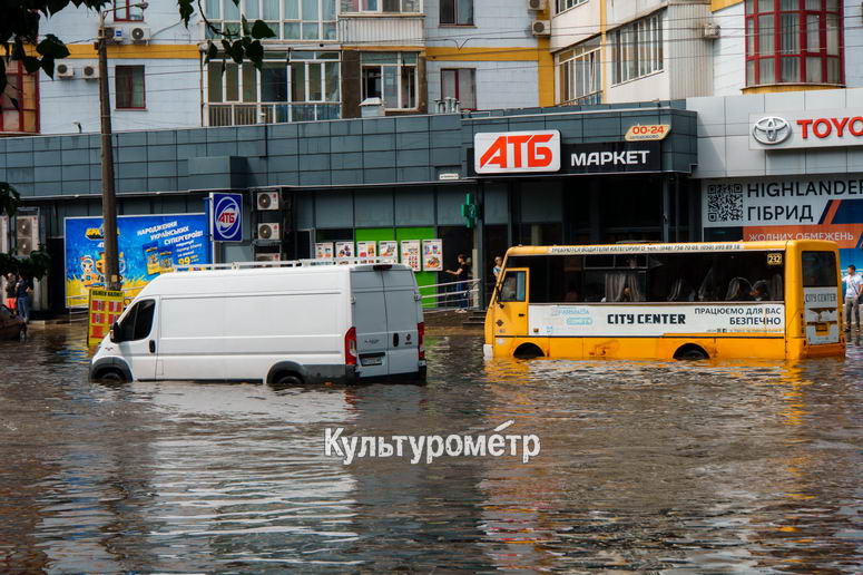 В Одессе ливнем затопило улицу Балковскую (фото)