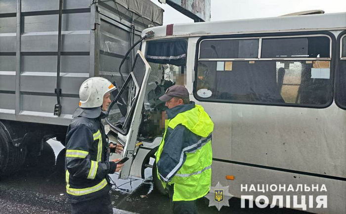 Маршрутка Одесса-Черноморск столкнулась с грузовиком – травмировались 5 человек