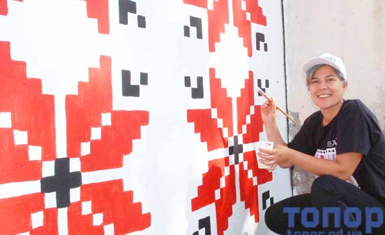 В Болграде создают 25-метровую вышиванку
