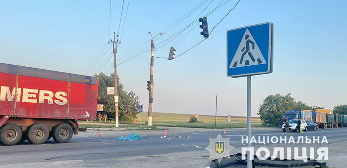 На въезде в Одессу на пешеходном переходе погибла женщина под колесами грузовика