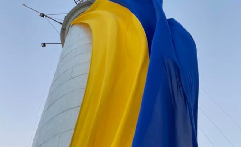 В Одессе развернули 18-метровый флаг Украины на Воронцовском маяке (фото)