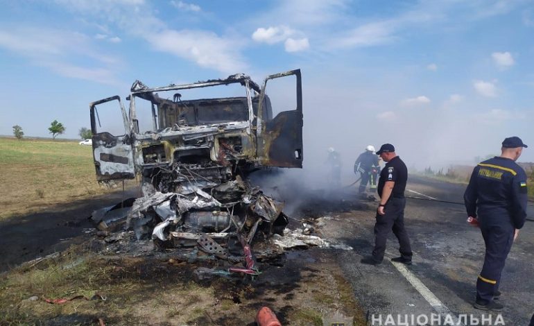 На трасі Одеса-Рені зіткнулись вантажівка і легкове авто: є жертви