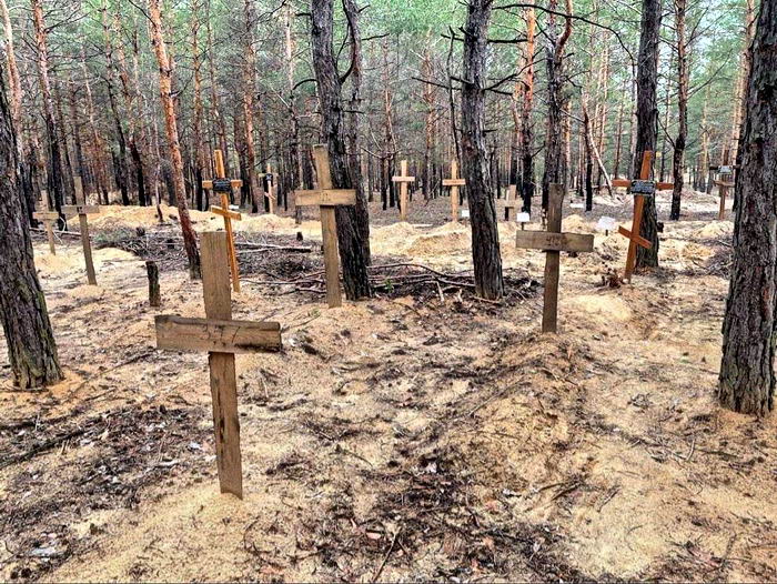 Под Изюмом в лесу обнаружили массовое захоронение солдат ВСУ и гражданских
