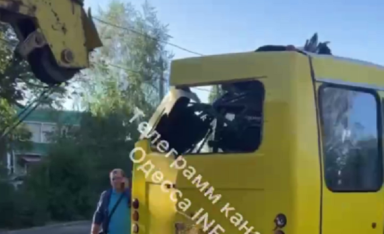 В Одесі кран зіткнувся з пасажирською маршруткою: є постраждалі