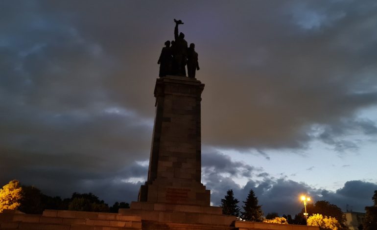 Болгари вимкнули освітлення радянського пам’ятника на підтримку України