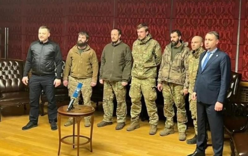 Командиров полка “Азова” из Мариуполя освободили из плена (видео)