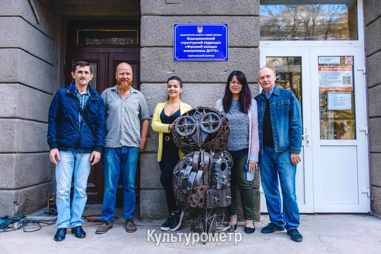 Возле одесского колледжа установили стальную скульптуру совы “Мудрость”