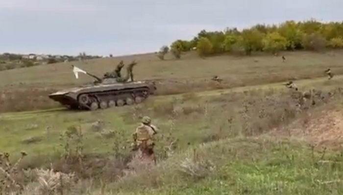В Херсонской области российские солдаты на БМП сдались в плен (видео)