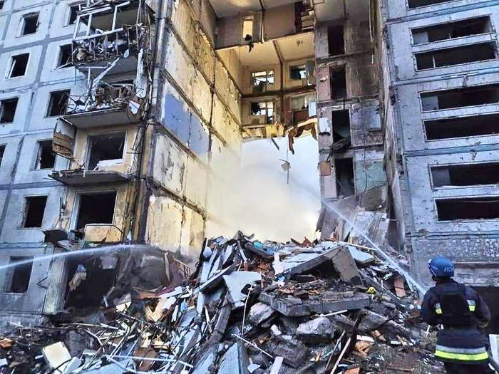 Рашисты выпустили по Запорожью 10 ракет – разрушена многоэтажка, погибли 17 горожан