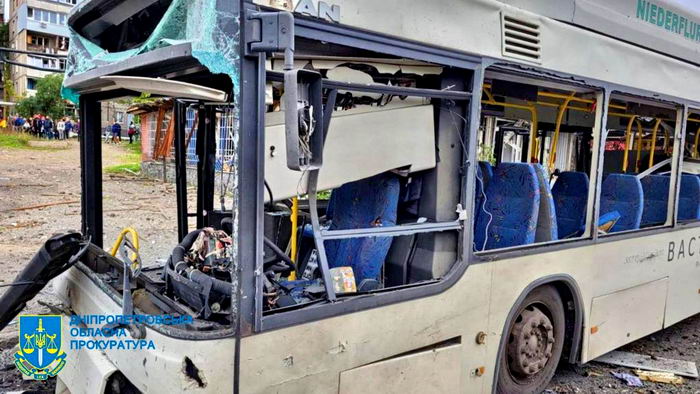 В Днепре ракета ударила рядом с автобусом – 4 погибших и 16 пострадавших