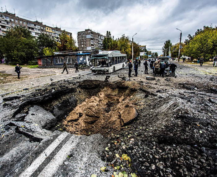 В Днепре за одну ночь отремонтировали дорогу после ракетного удара рашистов