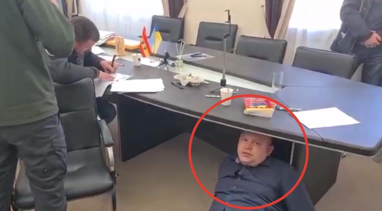На мэра Белгород-Днестровска надели наручники и посадили под стол