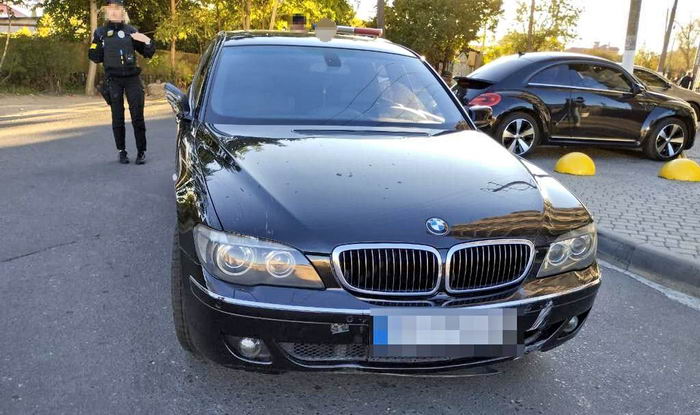 В Одессе пьяный водитель BMW, убегая от полицейских, совершил ДТП