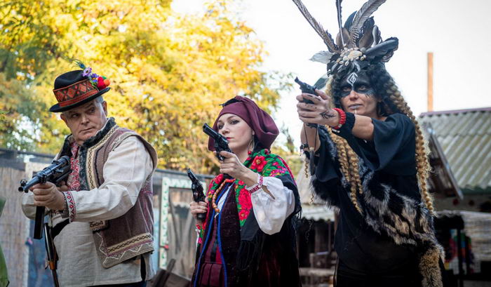 В Одесском зоопарке сняли антивоенный клип на Хэллоуин с ведьмами и орками