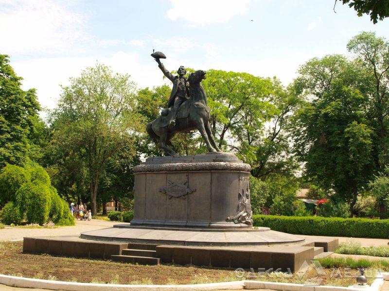 Измаильские власти решили убрать памятник Суворову