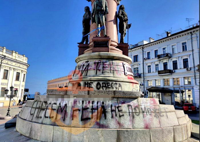 В Одессе снова разрисовали памятник российской императрице Екатерине