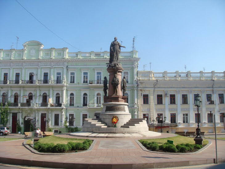 Искусственный интеллект создал 12 вариантов фонтана на месте памятника Екатерине в Одессе