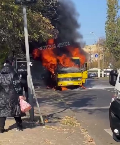 В Одессе на ходу загорелась маршрутка (видео)
