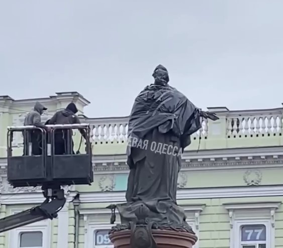 В Одессе памятник Екатерине II окутали в черный пакет