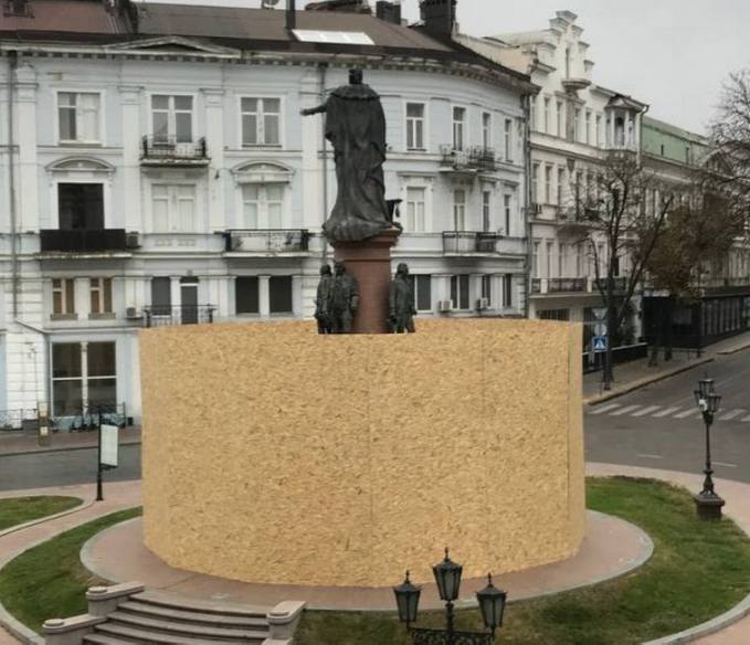 В Одессе начали подготовку к демонтажу и переносу памятника Екатерине II