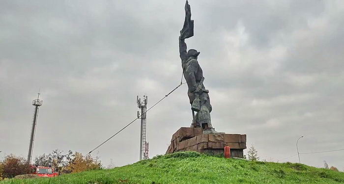 В Ужгороде демонтировали памятник советскому солдату