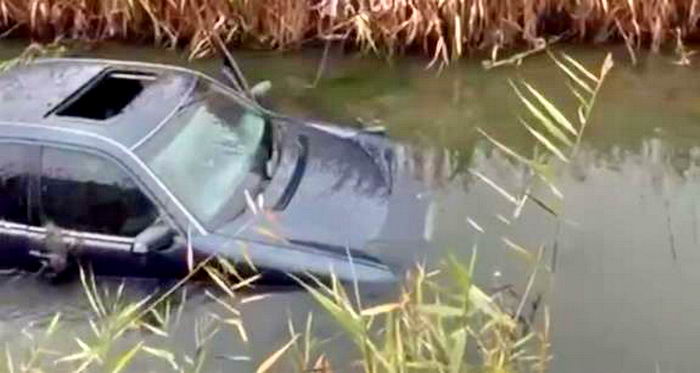 В Одессе автомобиль упал в канал с водой