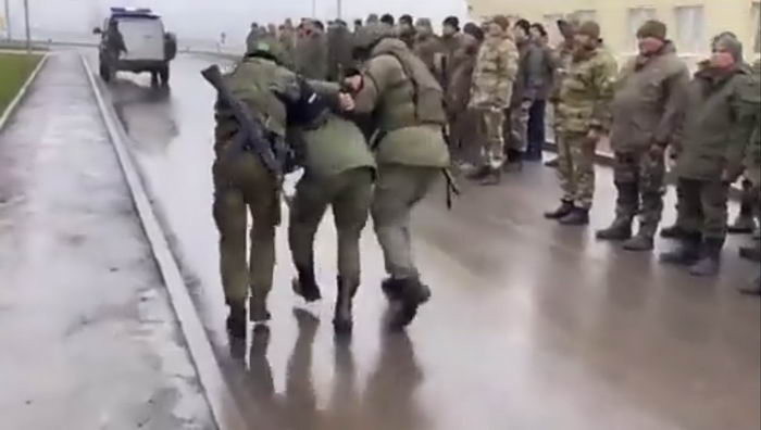 В россии показательно арестовывают и жестоко наказывают отказавшихся воевать в Украине