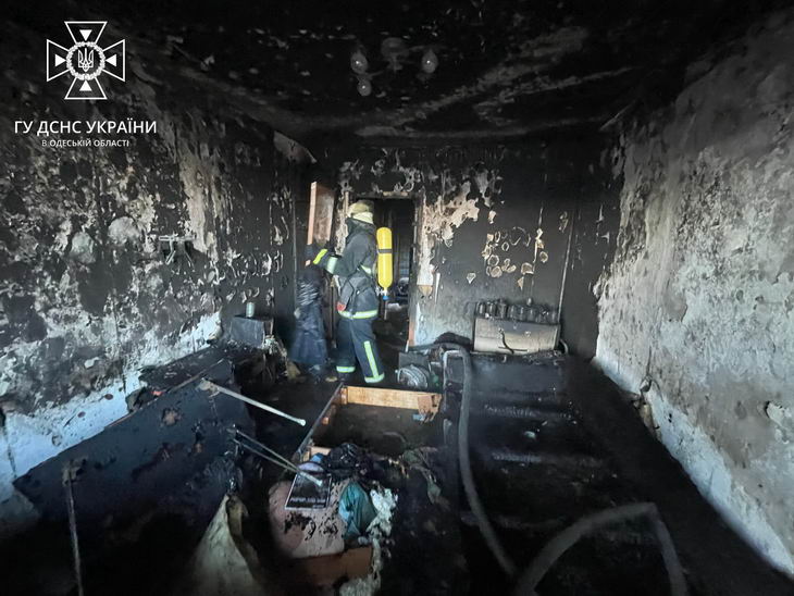 В Одессе полностью сгорела квартира из-за неосторожного курения хозяина